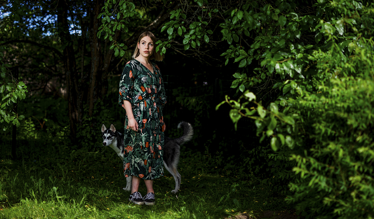 Valokuvaaja Johanna Erjonsalo koiransa kanssa.