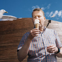Medialiiton toimitusjohtaja Jukka Holmberg syö jäätelöä Kauppatorilla,