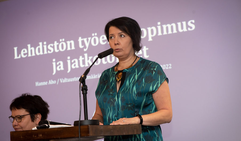 Hanne Aho puhuu Journalistiliiton valtuustolle